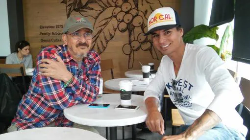 El mayor de los hijos varones de Julio Iglesias, con un amigo en un café de Miami Beach
