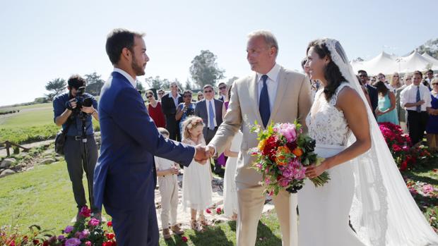 Annie Costner el día de su boda con Danny Cox. Estuvo presente el actor Kevin Costner