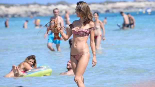 Alessandra Ambrosio en Ibiza con una langosta