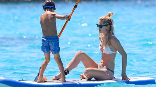 La modelo practicando paddle surf con su hijo mayor