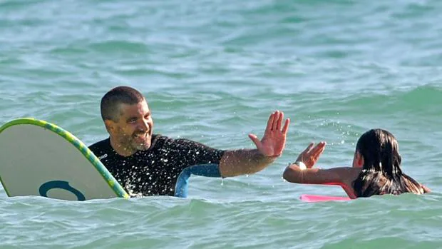 Toño practica con surf con sus hijos durante sus días de vacaciones