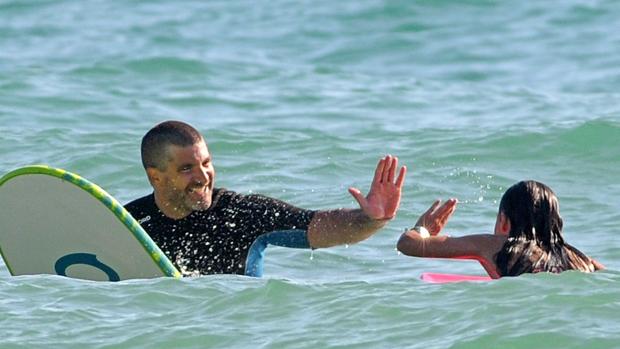 Toño practica con surf con sus hijos durante sus días de vacaciones