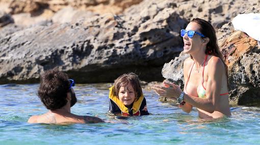 Blanca y Borja durante sus pasadas vacaciones con los niños