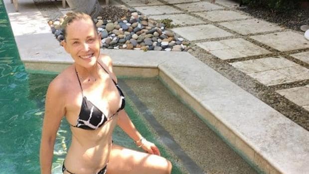 Sharon Stone en la piscina este verano. 24 años después de «Instinto básico»