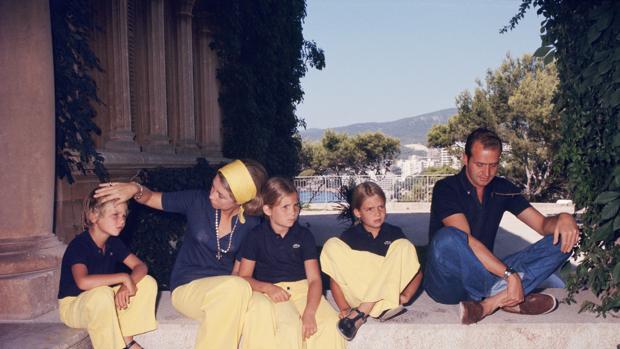 La Familia Real posó por primera vez en 1975 transmitiendo cercanía, modernidad y juventud