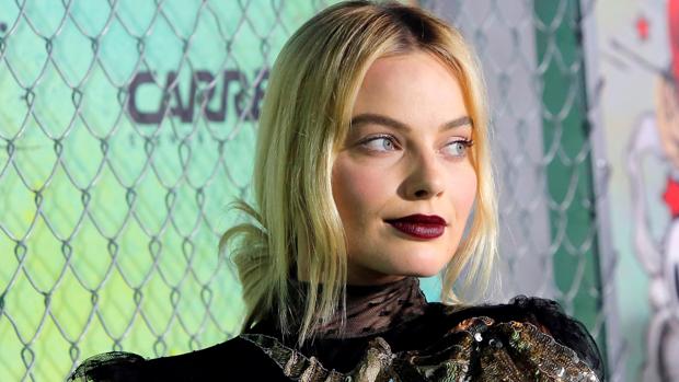 Copia el look de alfombra roja de Margot Robbie