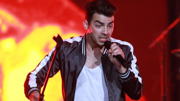 Joe Jonas exige doce cachorros en su camerino