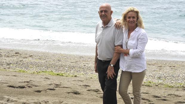Yeyo Llagostera y su mujer en Trocadero, playa de Marbella