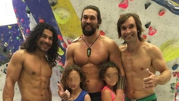 El actor Jason Momoa junto a sus niños Lola y Nakoa-Wolf y unos amigos