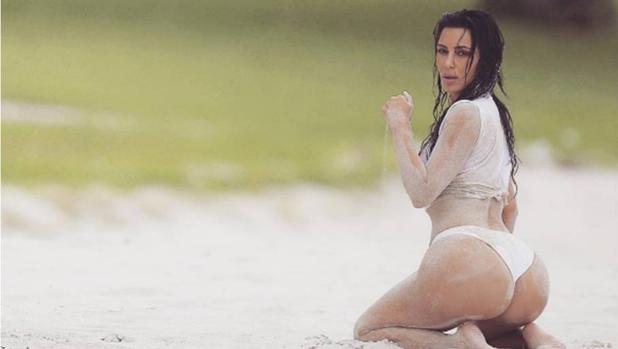 El provocativo «twerking» de Kim Kardashian en el agua