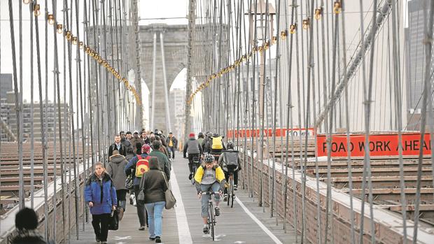 Peatones y ciclistas comparten espacio en el puente de Brooklyn