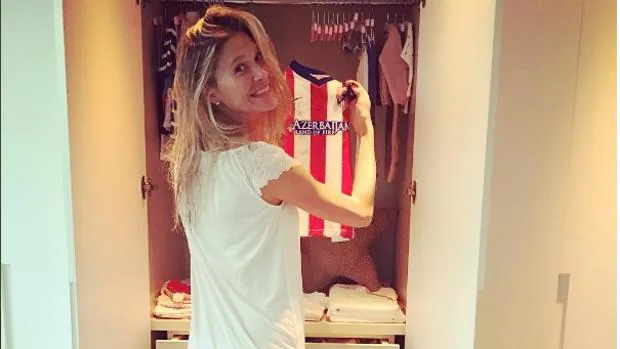Carla Pereyra con la camiseta del Atlético de Madrid para su hija