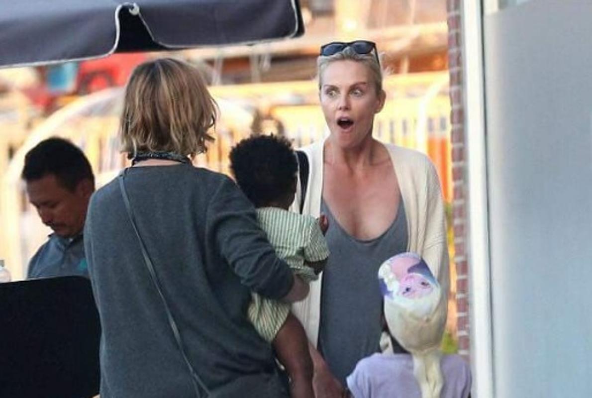 Charlize Theron, criticada por su vestir a su hijo como la princesa «Frozen»