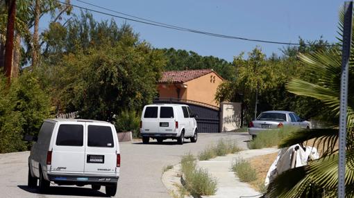 Las autoridades han rodeado la casa del cantante californiano hasta que han obtenido la orden de registo