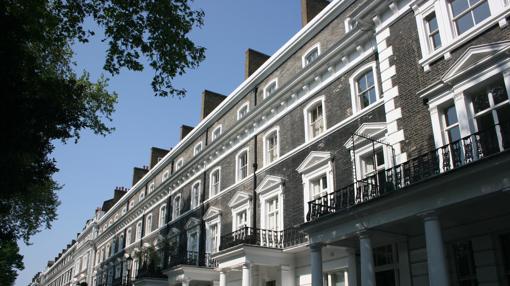 Una de las imponentes fachadas blancas del exclusivo barrio de Knightsbridge