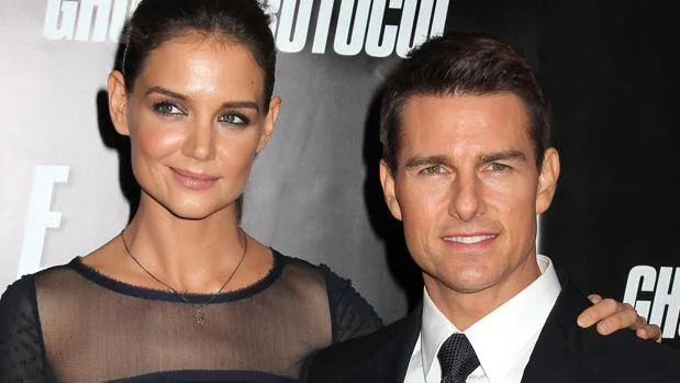 Katie Holmes firmó por contrato a Tom Cruise que «no saldría públicamente con nadie hasta 2017»