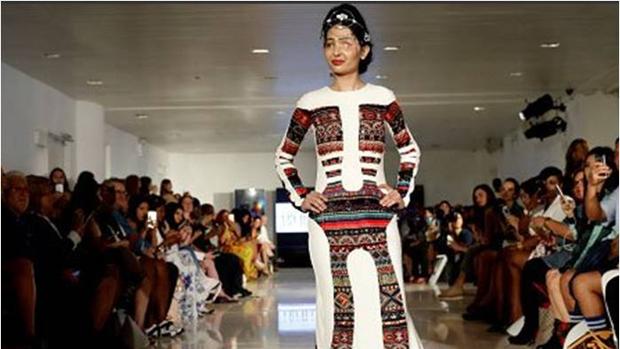 Reshma Qureshi desfilando en la Fashion Week de Nueva York