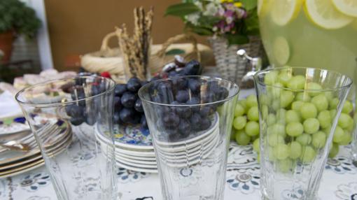 Mesa con frutas y limonada