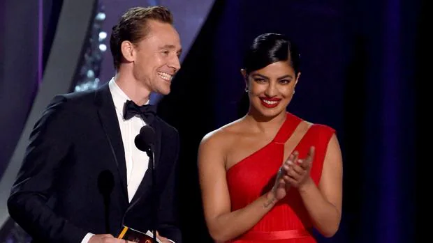 Hiddleston y Priyanka durante la entrega de uno de los premios Emmy