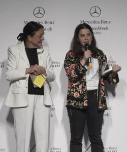 Elena Rial recibe el premio de manos de Cuca Solana