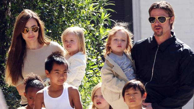 Brad y Angelina con sus seis hijos