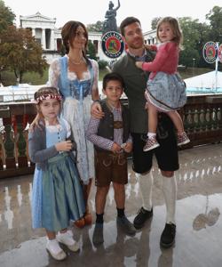 Xabi Alonso, junto a su mujer y su tres hijos: Joan, Anne y la pequeña Emma