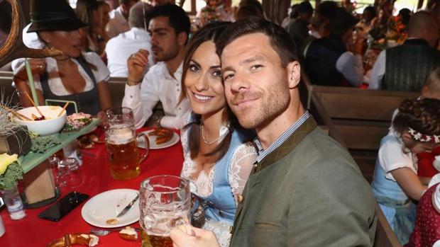 Xabi Alonso, sonriente jen la fiesta de la cerveza unto a su mujer, Nagore Aranburu