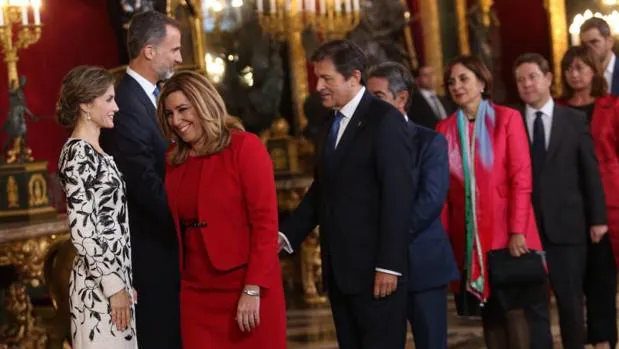 Los Reyes saludan a Susana Díaz en la recepción al Palacio Real