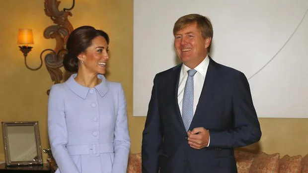 El rey Guillermo-Alejandro de Holanda da la bienvenida a la duquesa Catalina de Cambridge