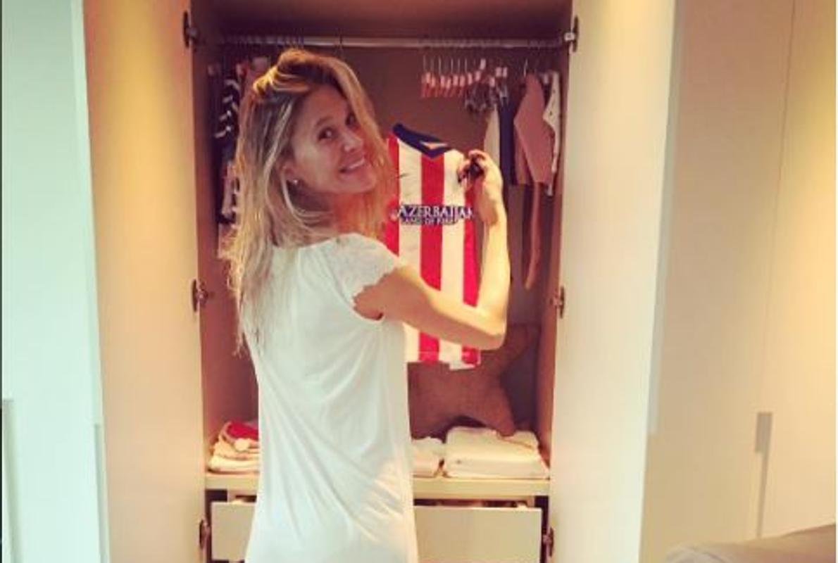 Carla Pereyra muestra la camiseta del Atlético de su hija