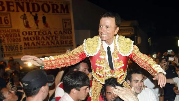 El diestro José Ortega Cano sale a hombros a la finalización de la corrida en la plaza de toros de Benidorm