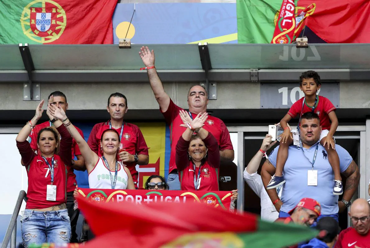 José Andrade y Dolores Aveiro animando en un partido de la selección portuguesa