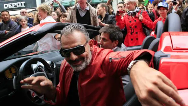 El diseñador, en 2010, bajando de un Ferrari para presentar su fragancia «ChristianAudigier» en Hamburgo (Alemania)