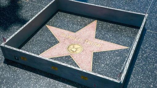 Un hombre arranca a martillazos la estrella de Trump en el Paseo de la Fama de Hollywood