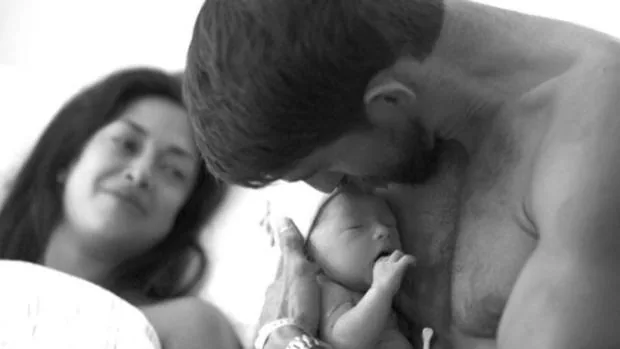 Phelps besa a su hijo recién nacido