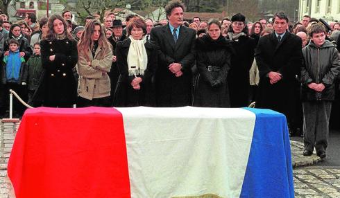 Las dos familias de Mitterrand durante el funeral del mandatario en enero de 1996