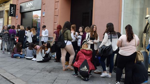 La apertura de NYX desata la «locura del maquillaje» en Sevilla