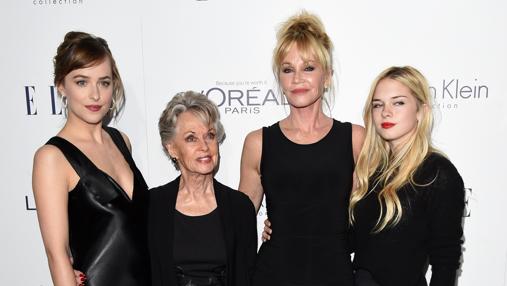 Hedren con su hija Melanie Griffith y sus nietas Dakota y Stella del Carmen