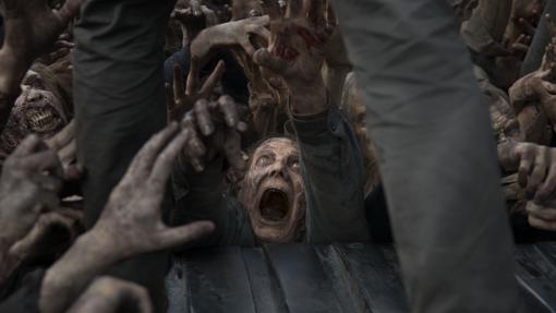 Imagen de varios zombies, en la serie «The Walking Dead»