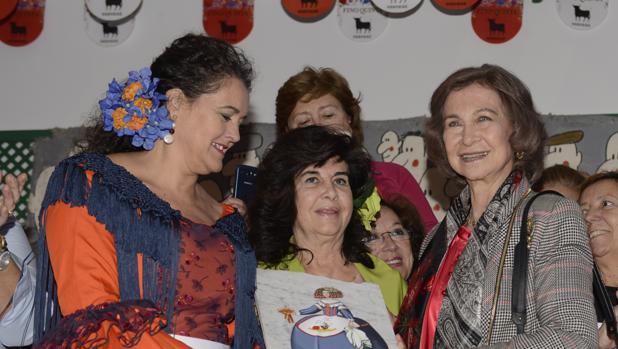 Doña Sofía con algunas voluntarias, durante su visita el pasado año