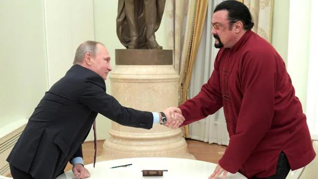 Putin entrega a Steven Seagal su pasaporte ruso