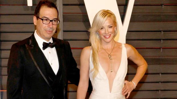 Louise Linton y Steven Mnuchin en la fiesta de los Oscar ofrecida por «Vanity Fair» en Beverly Hills (Los Ángeles), el pasado mes de febrero