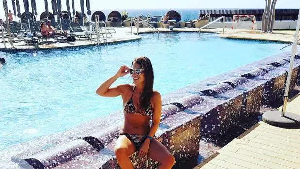 Paula Echevarría, en la piscina de su hotel de Tenerife