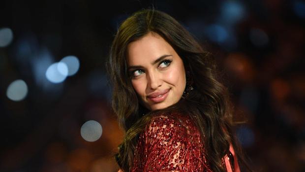 Irina Shayk muestra un anillo de compromiso