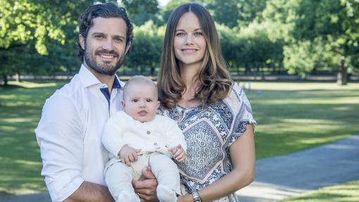 los Príncipes Carlos Felipe y Sofía junto a su primer hijo