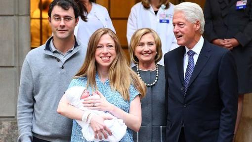 Chelsea y Marc posan junto a su hija acompañados por Hillary y Bill Clinton