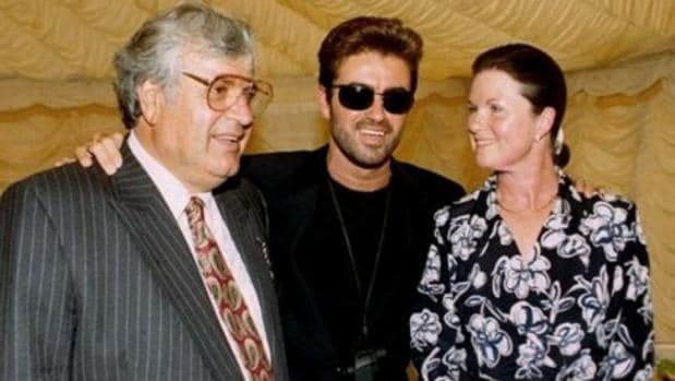 George Michael junto a sus padres Lesley Panayiotou y Kyriacos Panayiotou