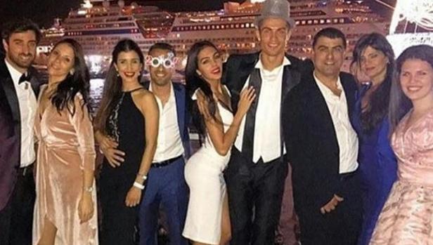 Cristiano y Gioirgina en el centro de la imagen con todos los amigos y familiares del 'crack'