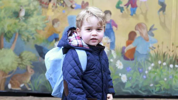 El Príncipe George en la puerta de la guardería Montessori