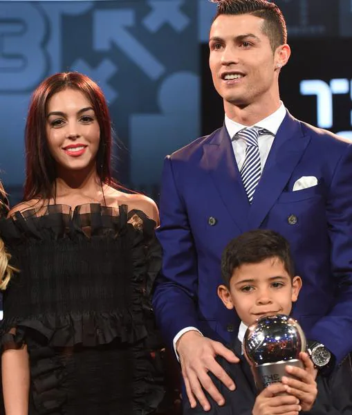 Cristiano Ronaldo presenta a Georgina Rodríguez en sociedad y le dedica el premio «The Best»